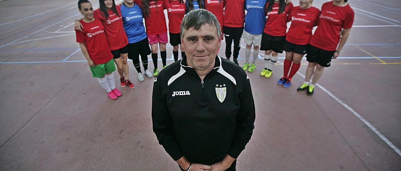 El presidente, José Manuel Calviño posa con el equipo femenino del UD A Estrada. |  // BERNABÉ