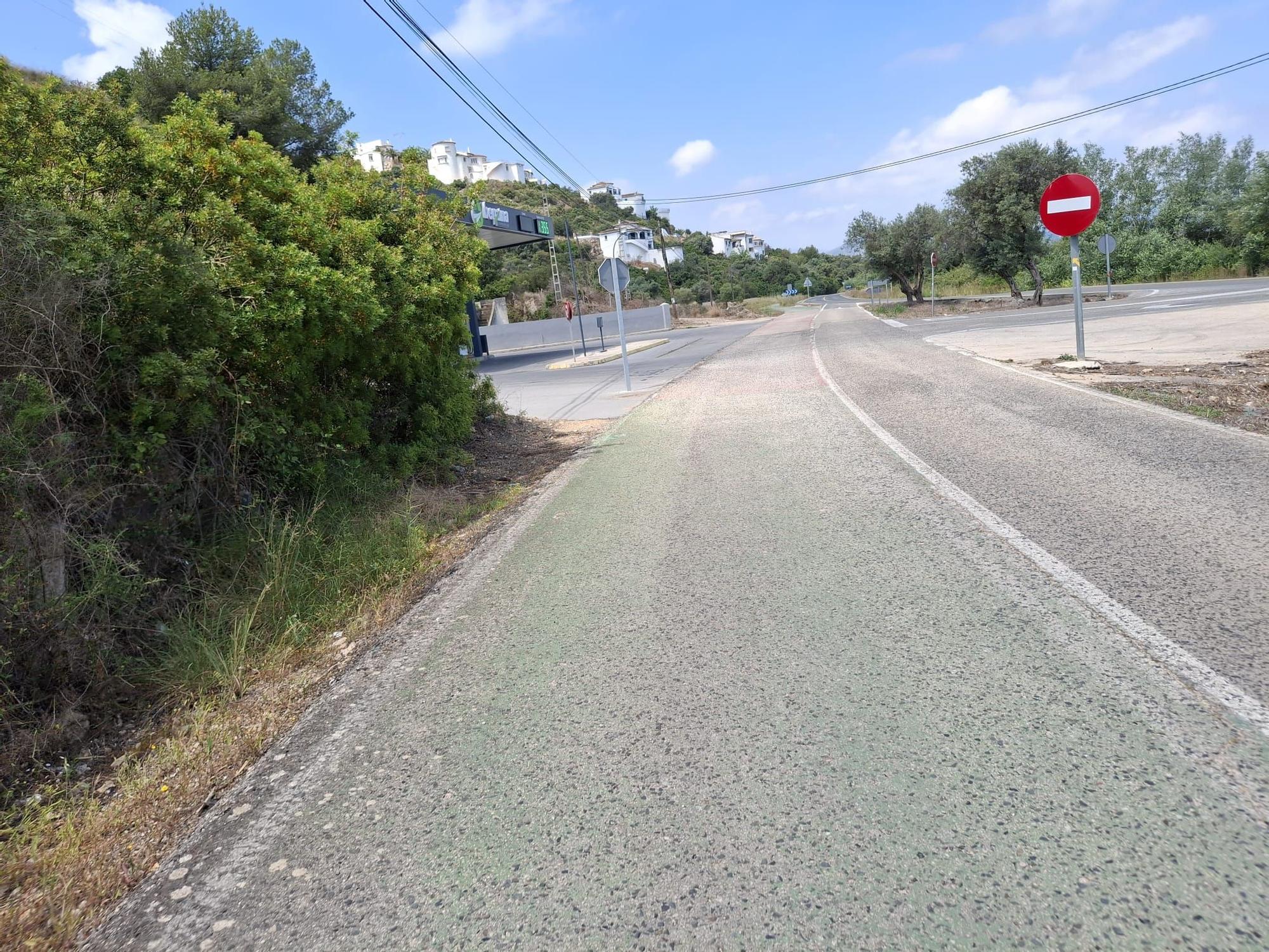 El deteriorado carril bici de El Verger a Pego y el peligroso cruce de Monte Pego