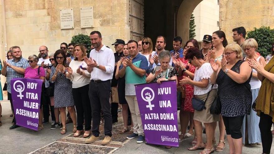 Elche guarda tres minutos de silencio por el crimen machista de Altabix