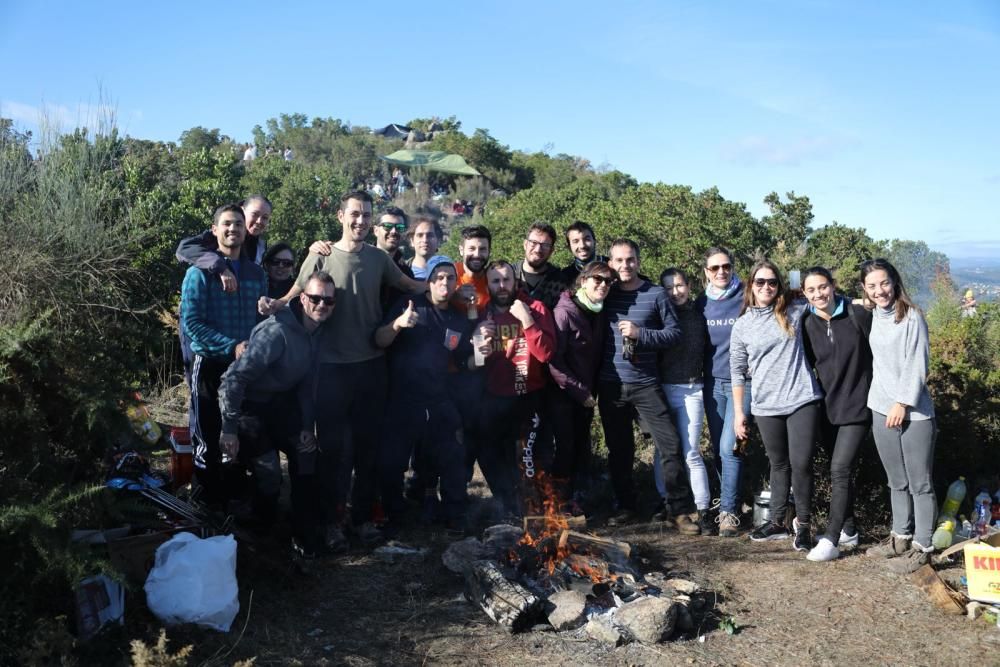 Cientos de personas dan la bienvenida al otoño disfrutando de una jornada en familia degustando castañas asadas.