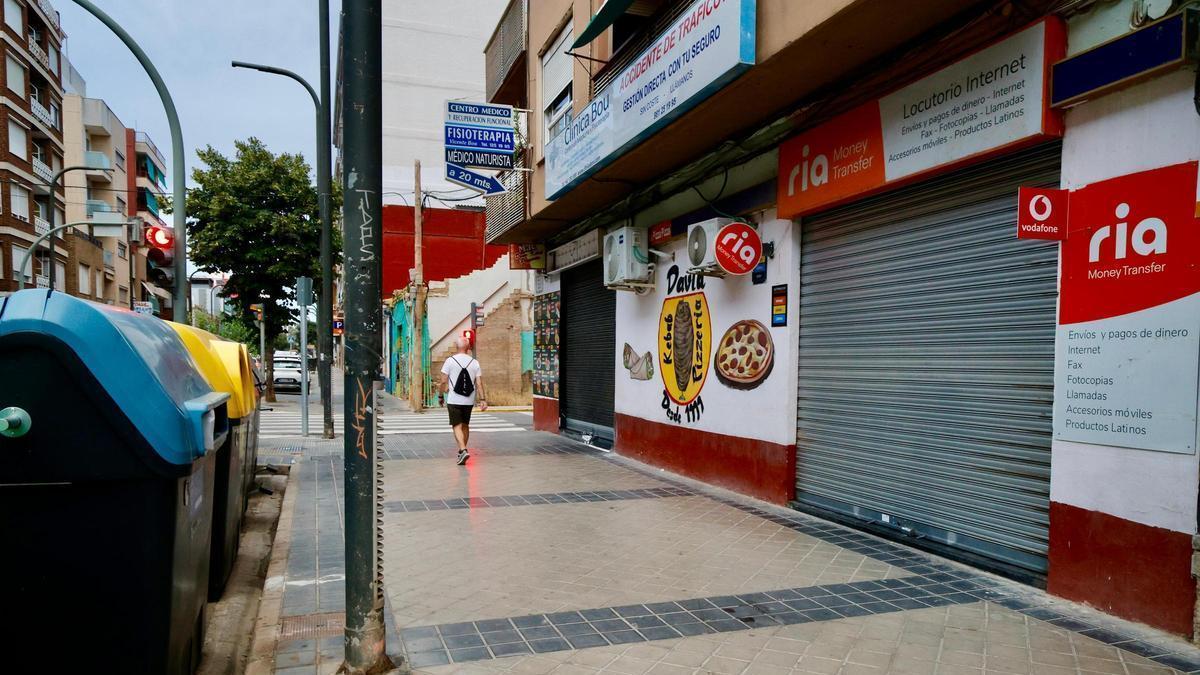 Acera sobre la que murió la víctima del apuñalamiento en Massanassa