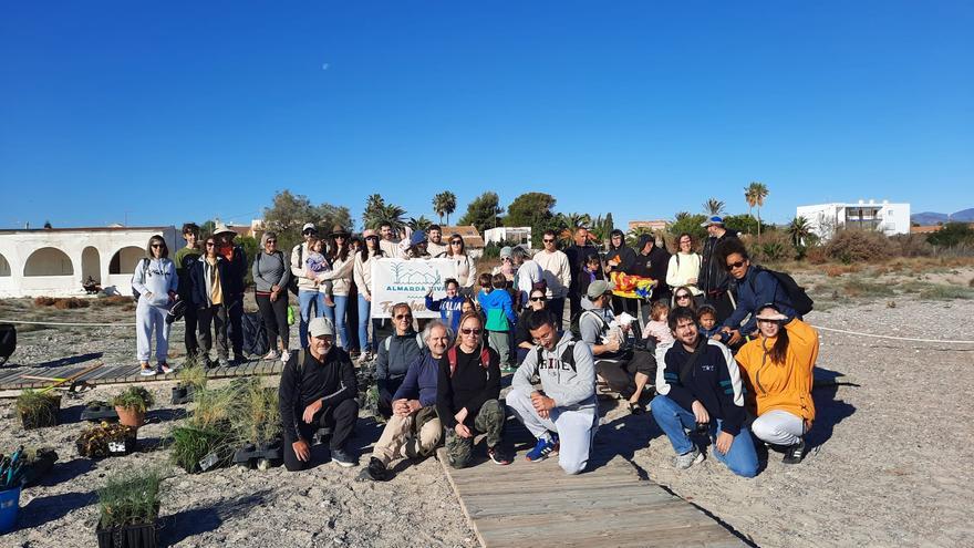 La Colla Verde despide la temporada protegiendo el litoral saguntino