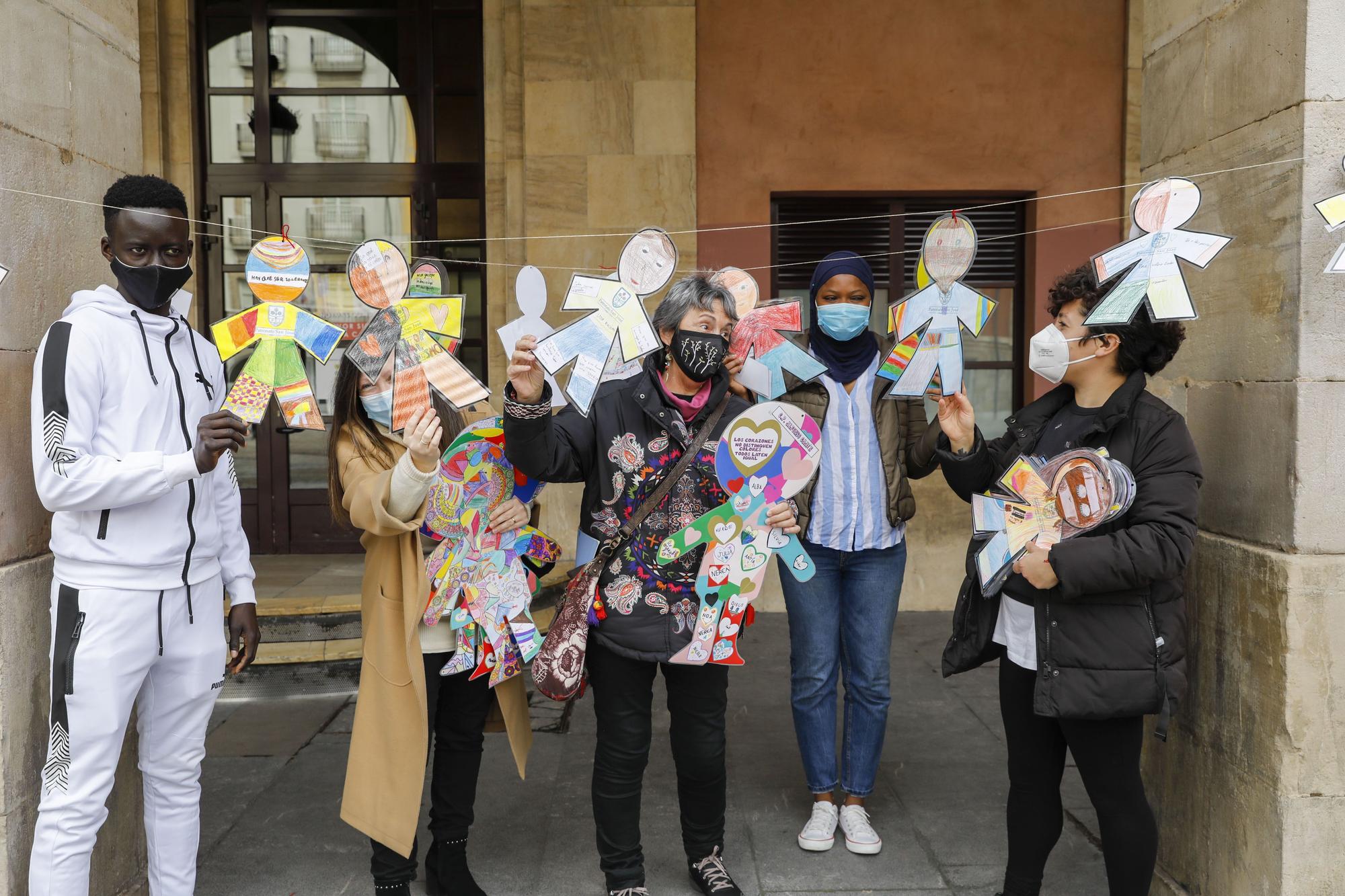 Cadena humana en Gijón en contra del racismo