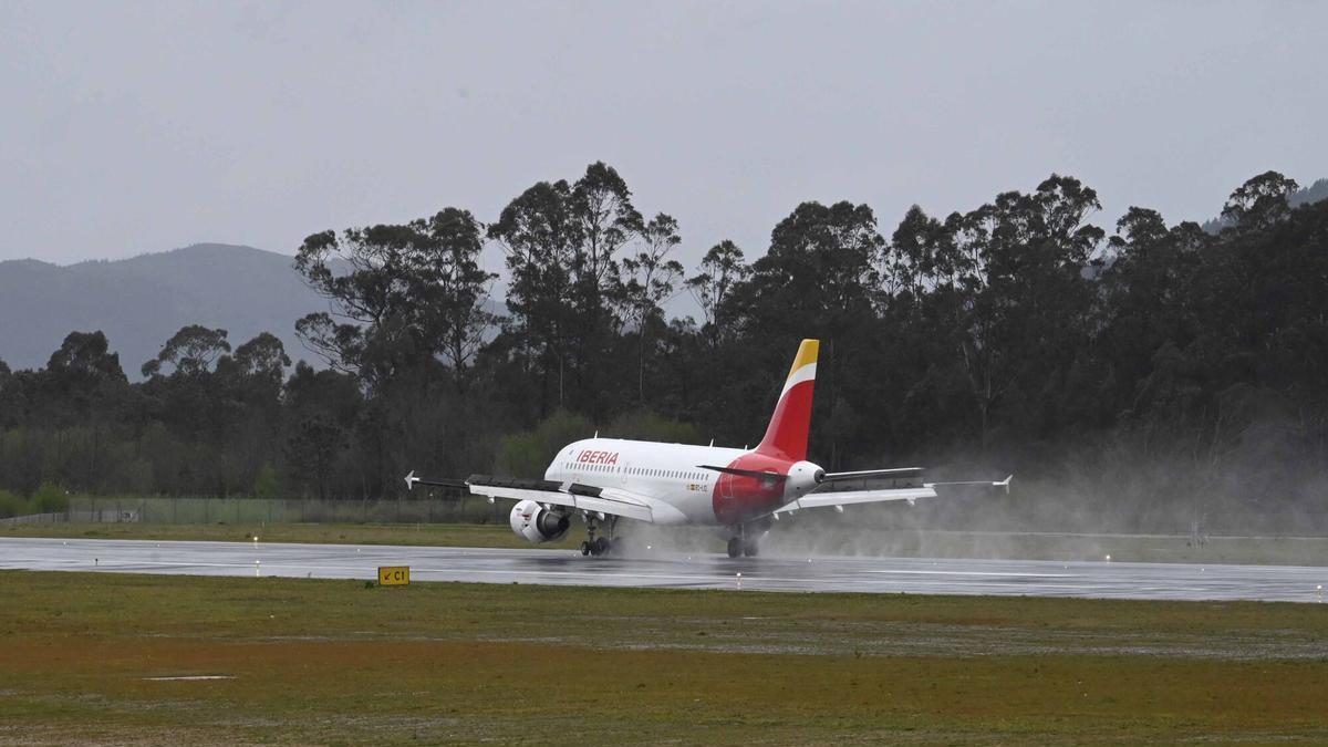 Un avión de Iberia aterriza en Peinador.