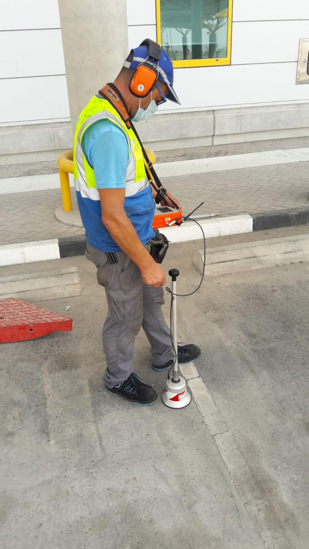 El experto pinosero durante su investigación en el aeropuerto de Doha