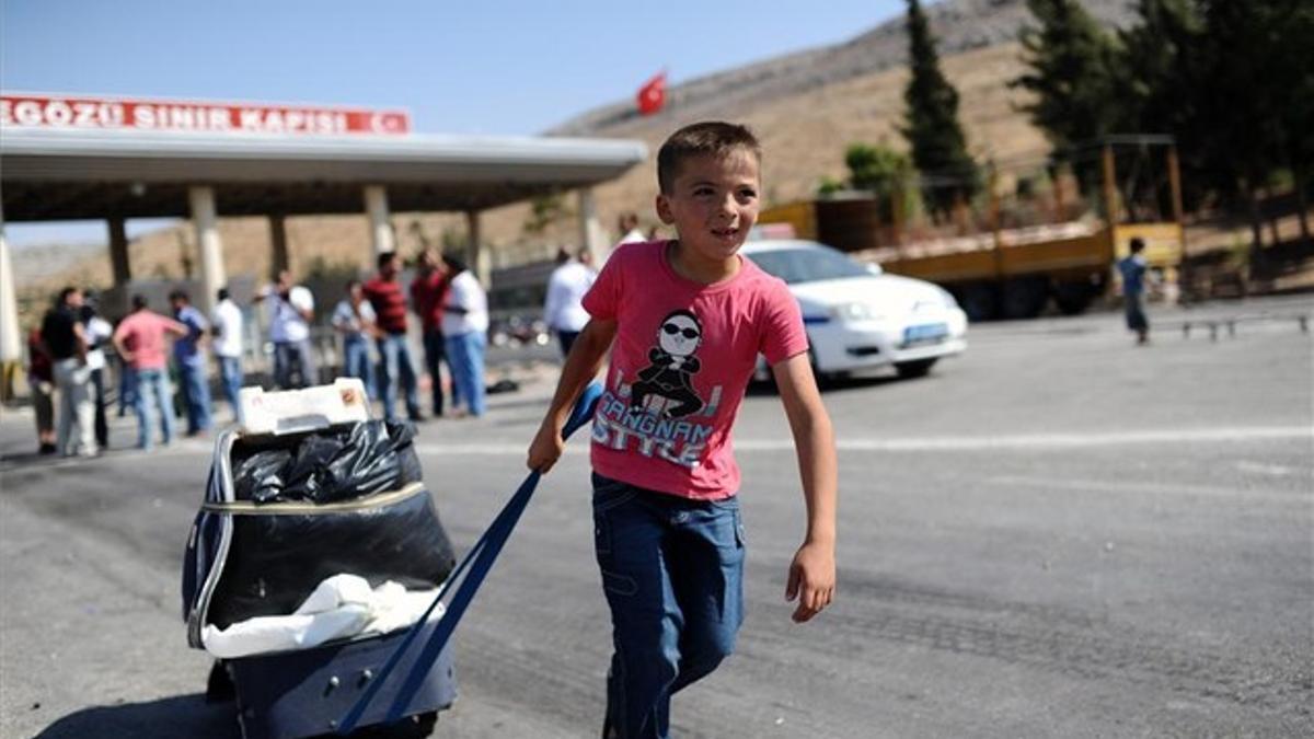 Un niño sirio refugiado llega a Rayhanli, en la frontera con Turquía.