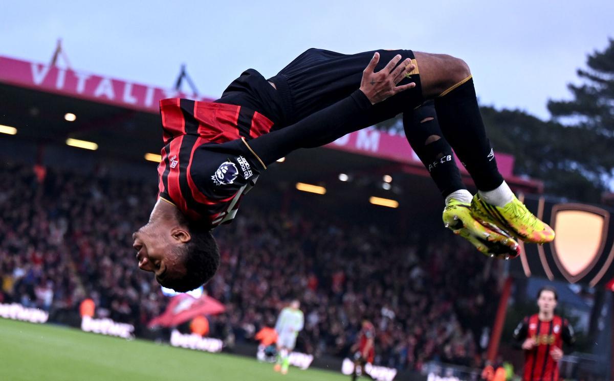 Eli Junior Kroupi celebra el gol que marcó para el Bournemouth en el primer tiempo ante el City.