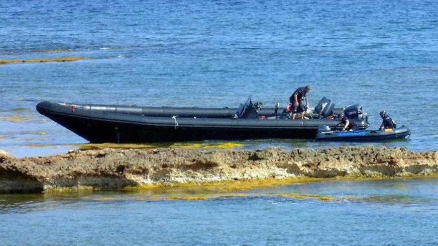 La lancha encallada ayer por los narcos en Dénia.