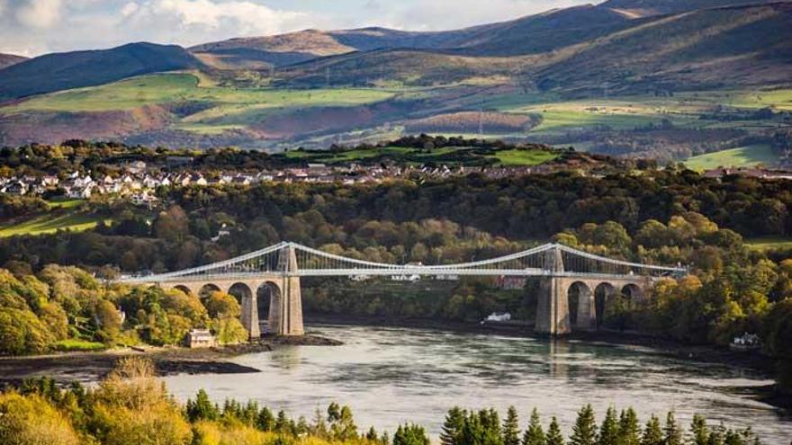 Puente de Menai en la isla de Anglesey, Gales.