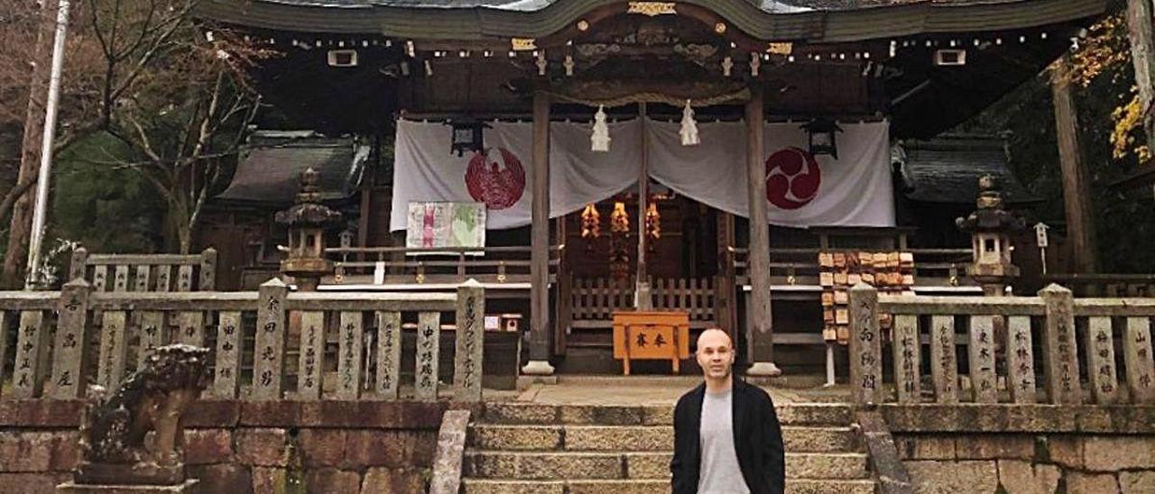 Iniesta, en un templo de Kobe.