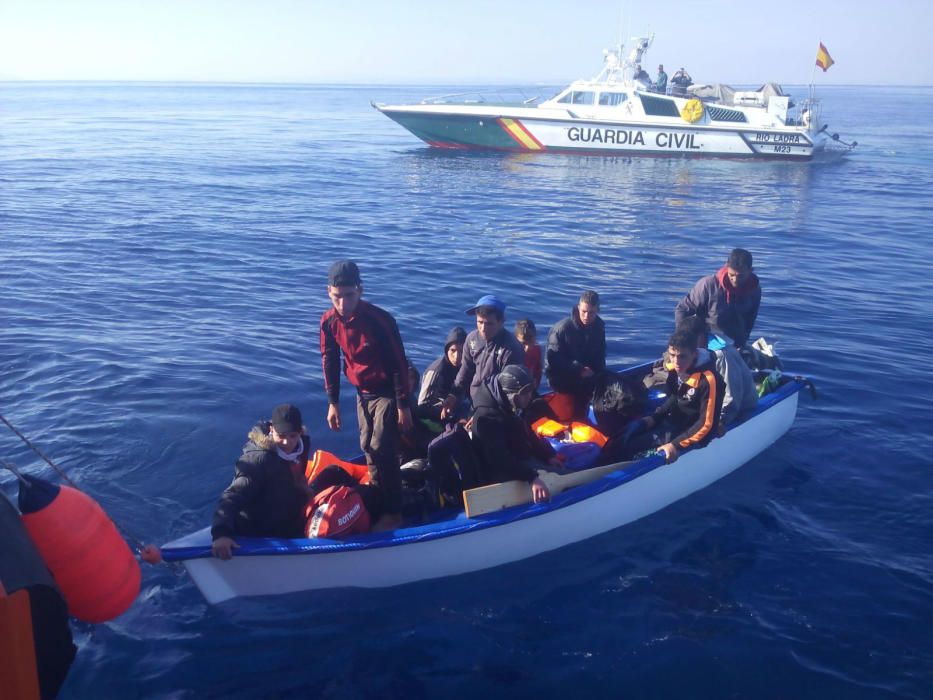 Rescate de 21 inmigrantes en dos pateras al sur de Torrevieja por parte del servicio marítimo de la Guardia Civil