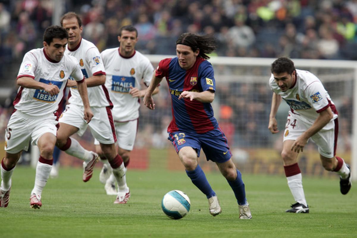 Messi envoltat de marcadors durant un partit de Lliga davant el Mallorca.