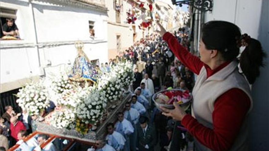 La ciudad despide con emoción y varios cientos de vivas a la `cacereña bonita´