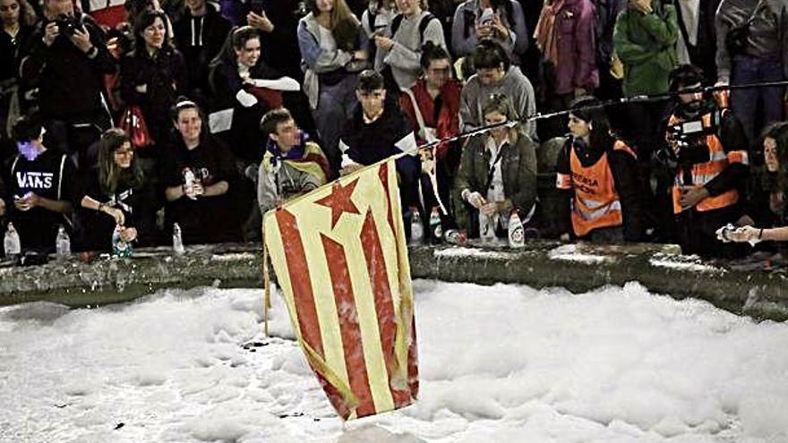 Dues mil persones omplen de Fairy la plaça Espanya de Barcelona