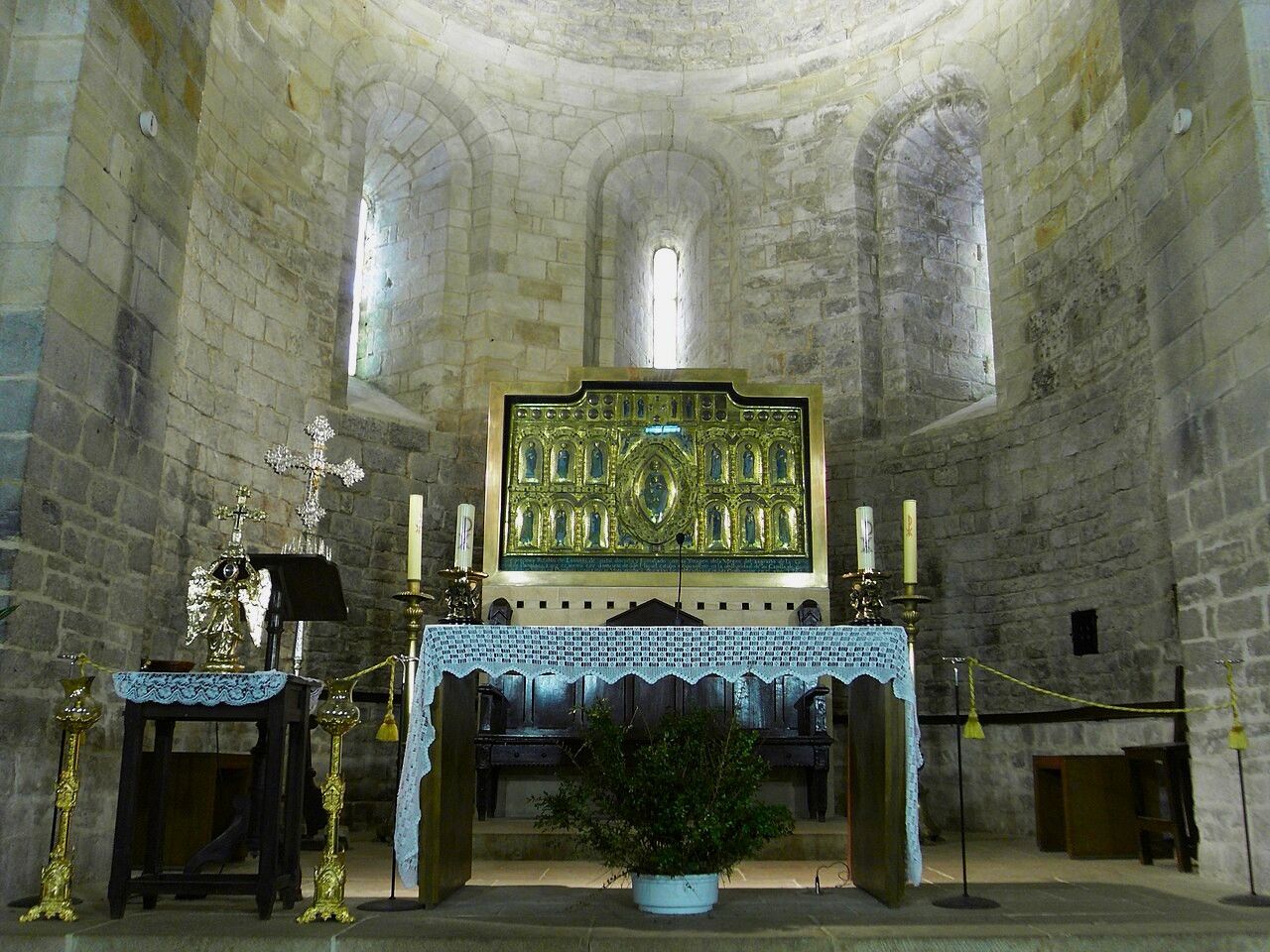 El retablo del interior de la capilla de San Miguel de Aralar