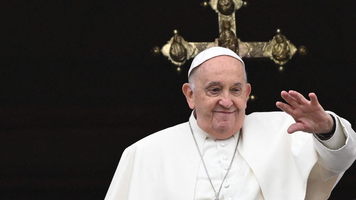 El papa Francisco, en la basílica de San Pedro, durante la bendición 'Urbi et Orbi'