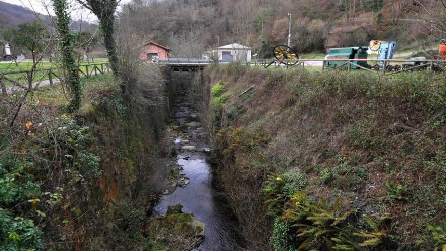 El puente del pozo Fortuna desde el que ayer cayó la mujer.