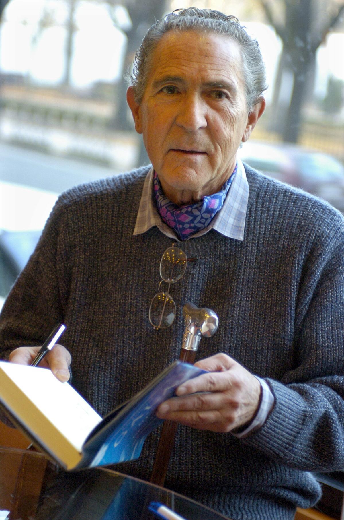 El escritor Antonio Gala, en diciembre del 2005, durante la presentación en Vitoria de su libro El poema de Tobías desangelado.