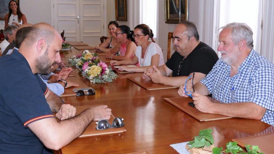 La alcaldesa, anunciando ayer a los portavoces de los grupos municipales el acuerdo.