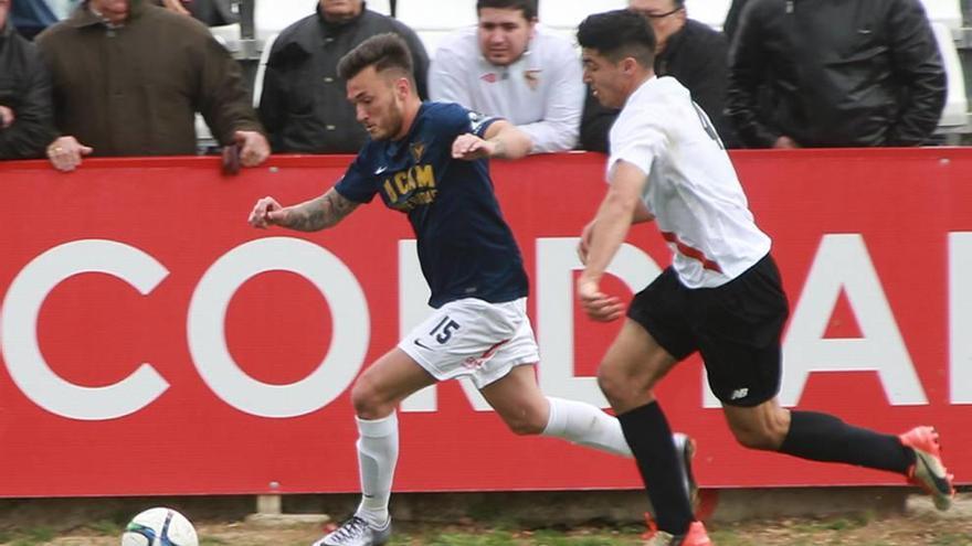 Josán debutó en casa del Sevilla Atlético como universitario.