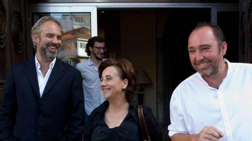 Sam Mendes, Mercedes Álvarez y Natalio Grueso, en julio de 2010.