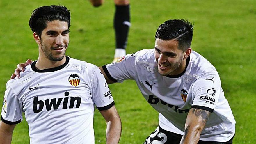 Carlos Soler, celebra un gol junto a Maxi Gómez.