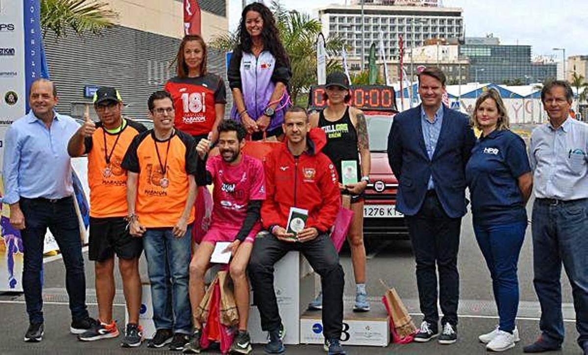 Los más destacados de la prueba de 21 kilómetros, en el podio.