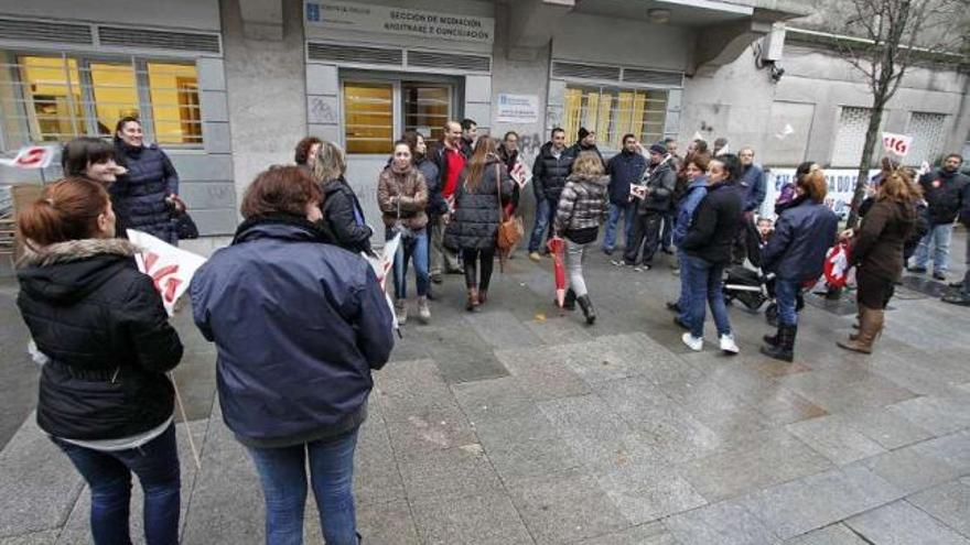 Un grupo de empleados se concentraron ayer en el SMAC de Vigo para un acto de conciliación.  // Jorge Santomé