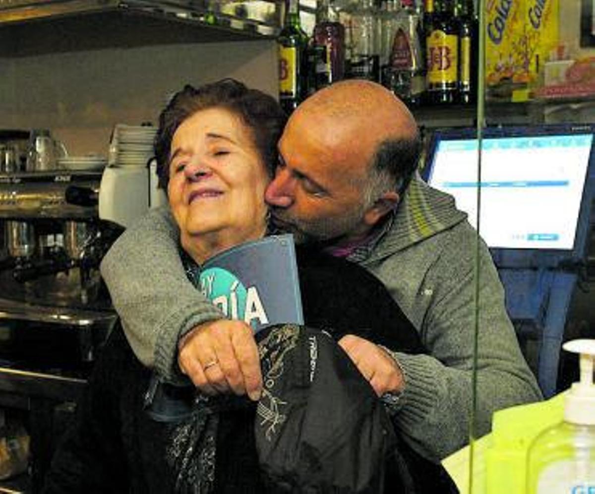 Laura Currás recibe el abrazo de su hijo tras conocer la noticia. |  // G.S.