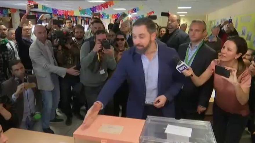 Abascal vota arropado por gritos de "¡Presidente!"