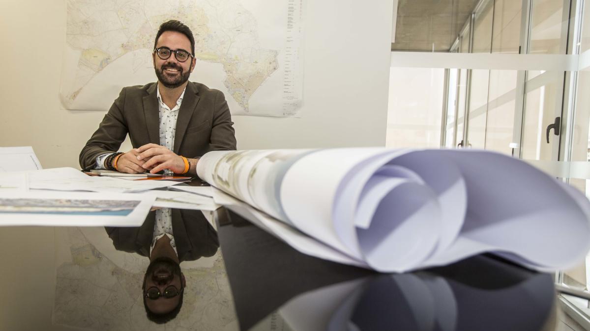 El concejal de Urbanismo, Adrián Santos, impulsa una nueva ordenanza de electrolineras