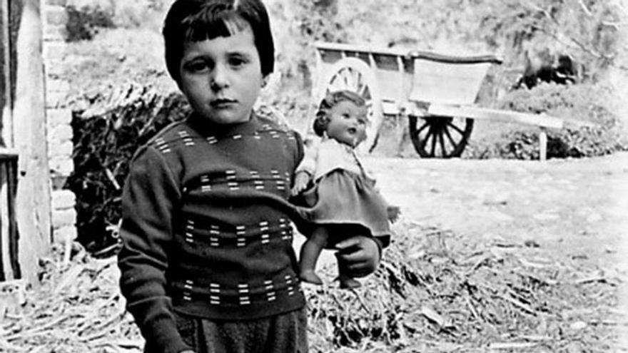 Una niña de Las Regueras, en la Navidad de 1959, con una muñeca.