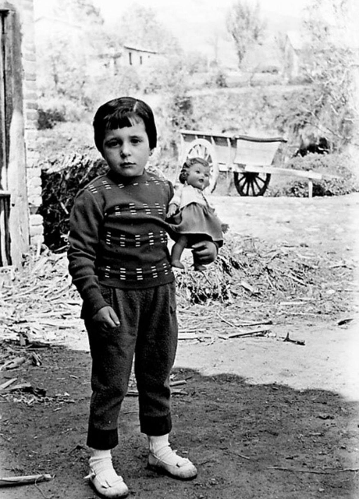 Una niña de Las Regueras, en la Navidad de 1959, con una muñeca. | JOSÉ MARÍA GONZÁLEZ VILLANUEVA