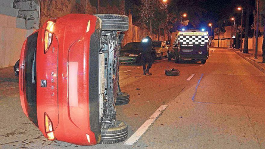 Vuelca un coche en Gomila