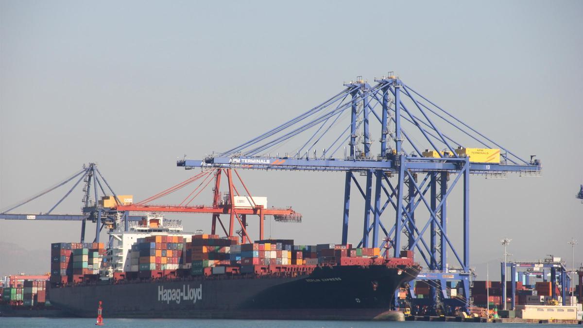 Un barco descarga en el puerto de Valencia