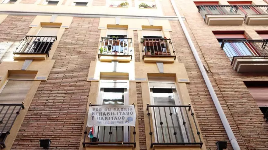 VÍDEO | Fuga de vecinos en el entorno de Pignatelli tras las inspecciones municipales por miedo a las derramas: "En cuanto encontremos algo nos vamos"