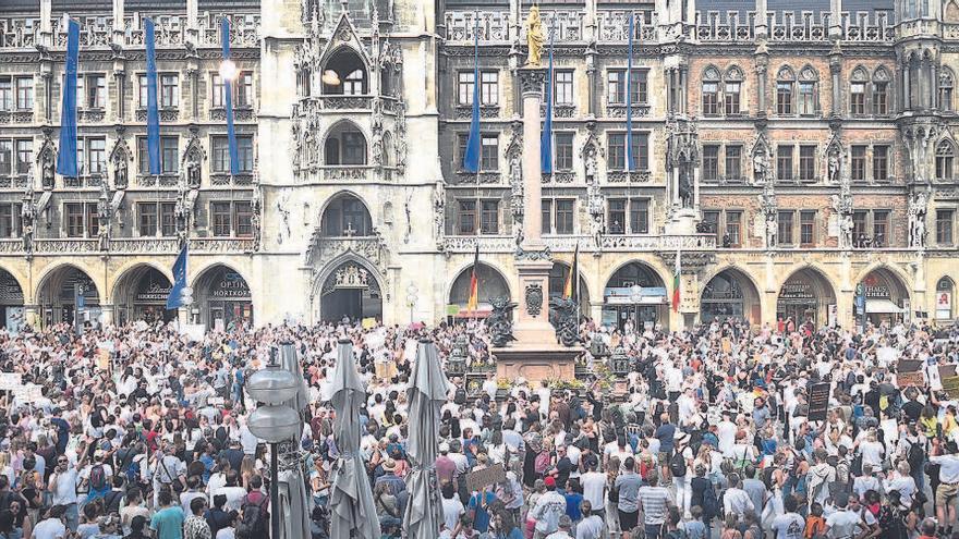 Manifestantes concentrados, ayer, en la Marienplatz de Múnich.