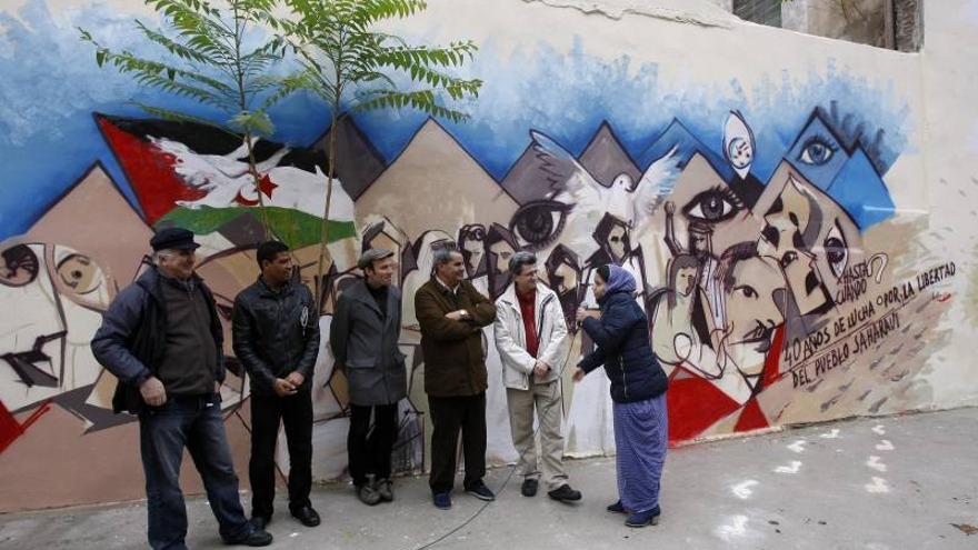 Un artista decora un muro en apoyo al pueblo saharaui