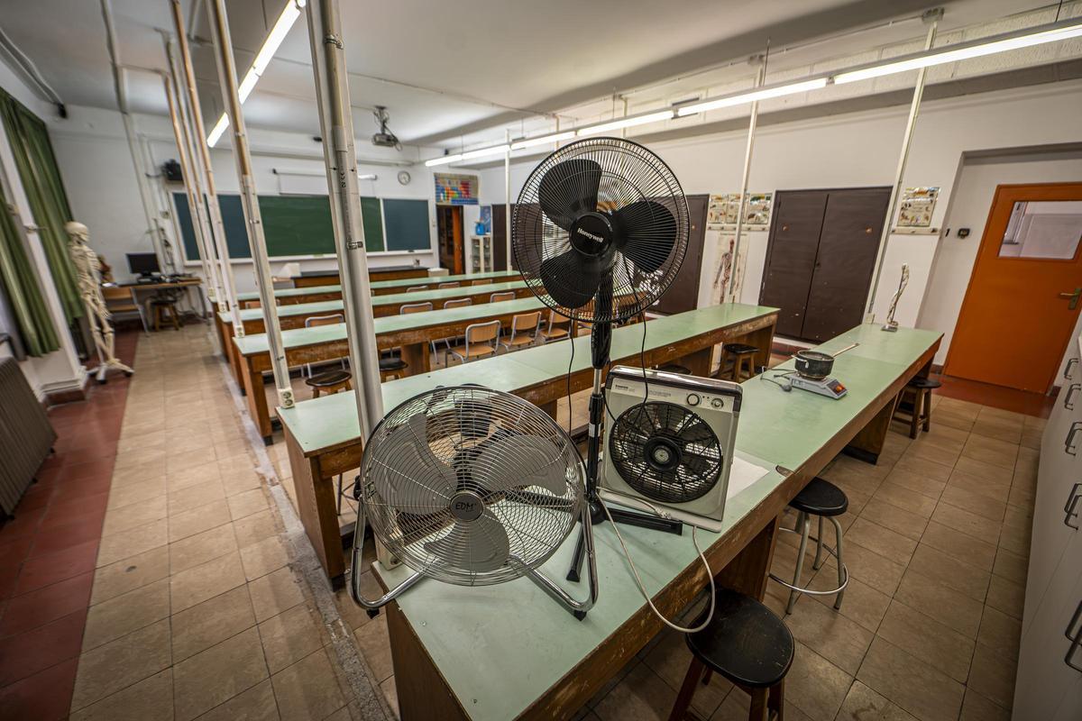 El Institut Sants, entre lo retro y lo ruinoso: crónica visual de un centro que envejece sin cuidados