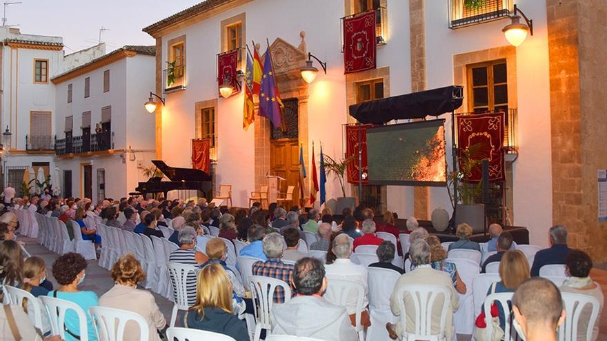 Una imagen de la edición de 2021 de la entrega de premios Vila de Xàbia, que también se celebró en la plaza de la Iglesia