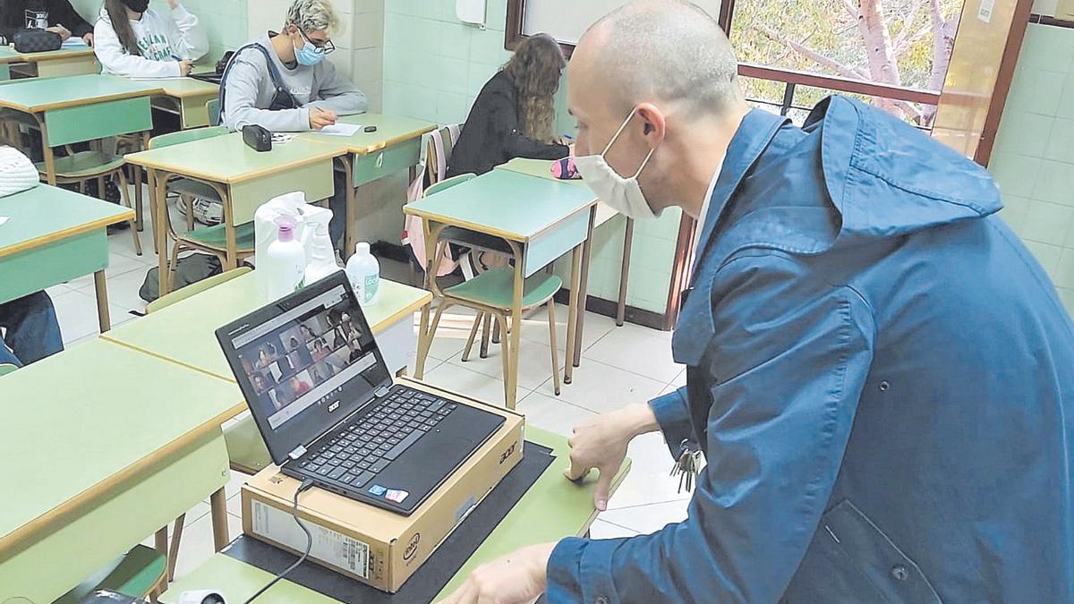 Àlex Ramis, profesor del CIDE, dando clase.