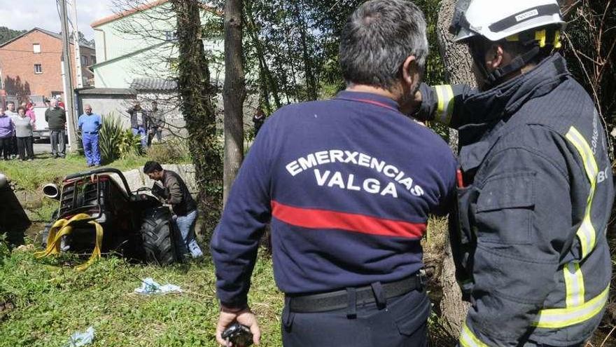 Efectivos del Grupo de Emerxencias Supramunicipal de Valga en un incidente en Umia. // Noé Parga