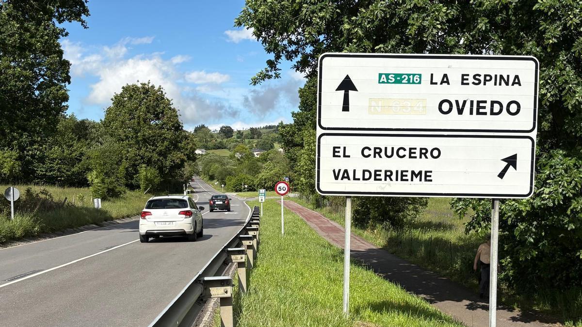 Tramo de la carretera que une La Espina y Tineo, a la altura de El Crucero.