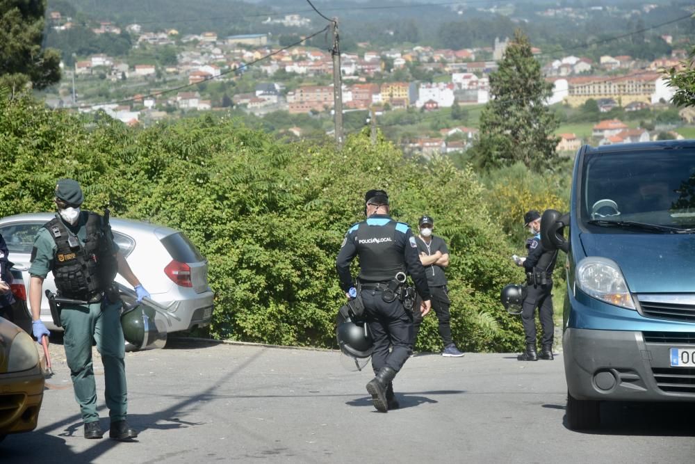 Los agentes en una de las visitas de vigilancia a O Vao de Arriba. // Rafa Vázquez