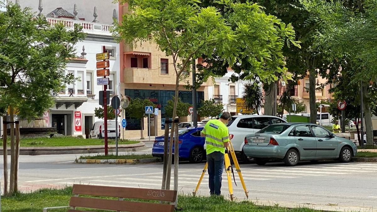 Un operario de la empresa Majoin realiza trabajos de topografía en Plaza de Extremadura