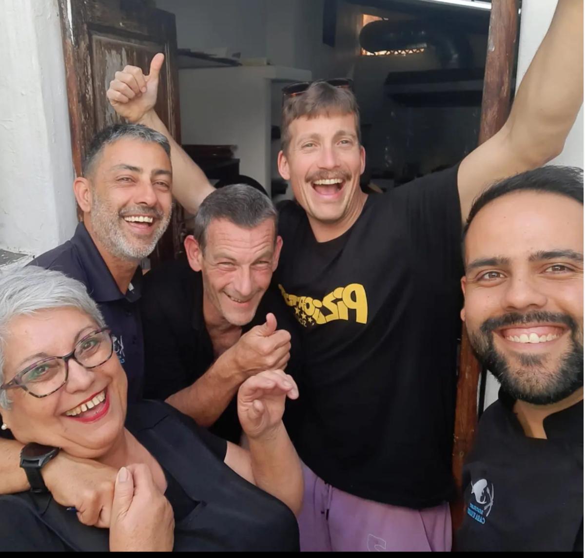 Grison Beatbox (2º de la derecha) en la imagen que compartió en redes el Restaurante Casa Mi Madre.