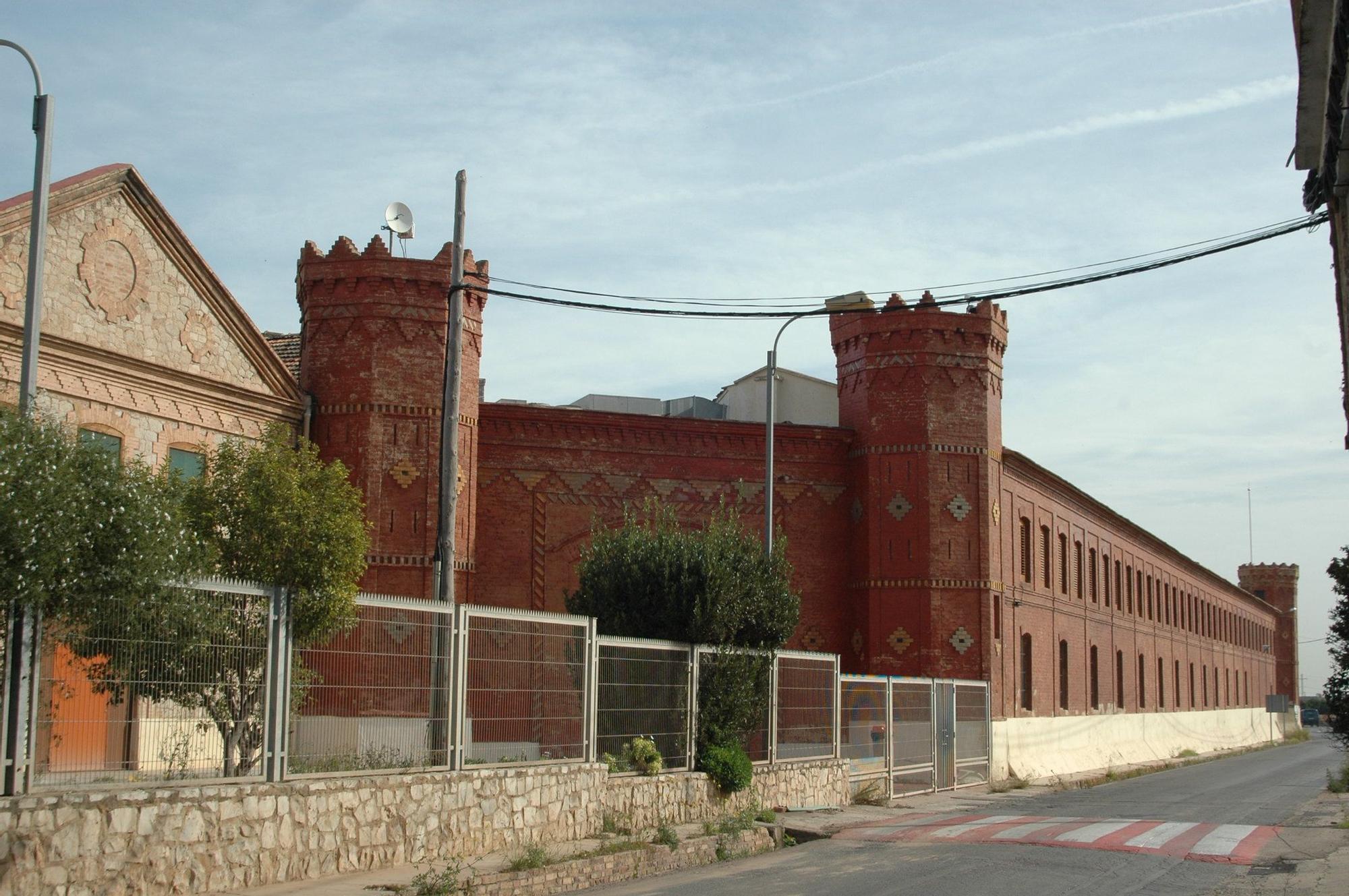 Vista frontal de la fábrica de Nolla.