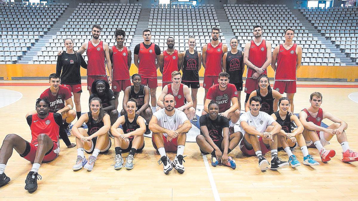 Jugadors i jugadores del Bàsquet Girona i l'Uni en una foto conjunta a Fontajau a principis de setembre.