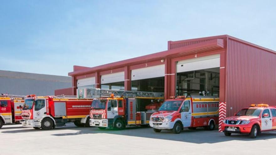 Sufocan un incendio orixinado nuns cables dunha fachada en Buño