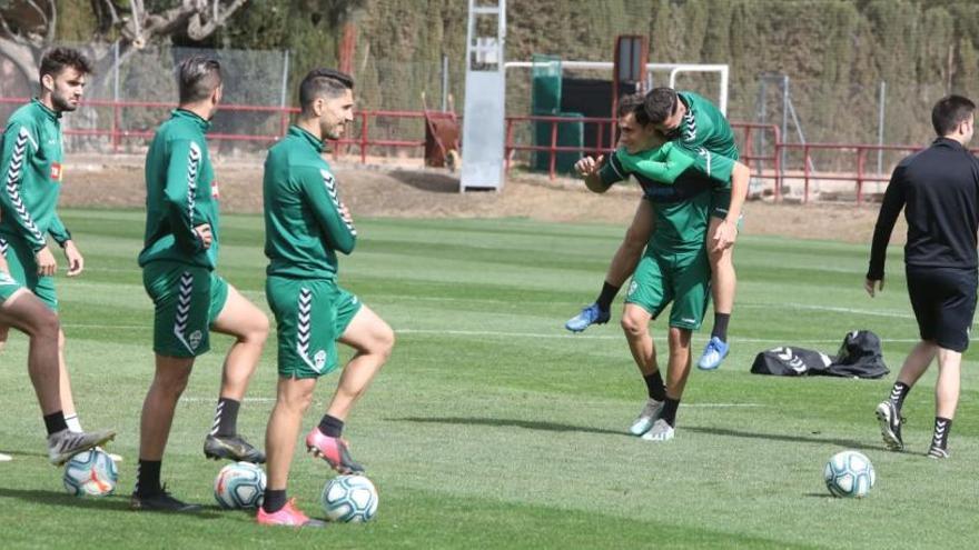 Los jugadores del Elche, durante el entrenamiento de este viernes